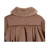 Dívčí zateplená bunda v hnědé barvě s balónovými rukávy a kožešinkou kolem krku - pohled zezadu