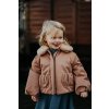 Dívčí zateplená bunda v hnědé barvě s balónovými rukávy a kožešinkou kolem krku na blonďaté holčičce