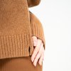 Dámský svetr v karamelové barvě ze směsi kašmíru a jehněčí vlny - detail na materiál