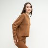 Dámský svetr v karamelové barvě ze směsi kašmíru a jehněčí vlny - lifestylová fotka, styling k legínám