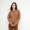 Dámský svetr v karamelové barvě ze směsi kašmíru a jehněčí vlny - lifestylová fotka, styling ke kalhotám