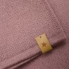 Tenká merino čepice v růžové barvě pro děti od HutteliHut - detail loga a materiálu