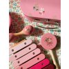 Sada hudebních nástrojů, včetně tamburíny, kastaněty, rumba koulí a xylofonu s paličkami v růžové barvě