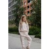 Dívčí mikina s příměsí kašmíru v růžové barvě od značky Holmm v outfitu s tepláky ve stejné barvě