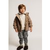 Dětská fleecová bunda v hnědé barvě se zapínáním na cvočky od značky Baje - stylingová fotka na chlapečkovi