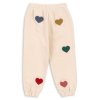 Dětské tepláky v krémové barvě s barevnými srdíčky od Konges Sløjd - pohled zezadu