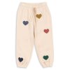Dětské tepláky v krémové barvě s barevnými srdíčky od Konges Sløjd