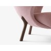 Křeslo Little Petra VB1 "Walnut / Ecriture 0640" &Tradition - růžová barva