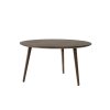 Tmavě mořený dřevěný konferenční stůl In Between Ø 90 cm od &Tradition