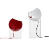 Stolní lampa VP13 Topan s kulatým stínidlem v červené barvě na průhledném akrylovém podstavci od &Tradition společně s variantou VP14 v chromové verzi