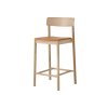 Barová židle Betty TK14 v přírodním provedení se sedákem z koňakové anilinové kůže od &Tradition