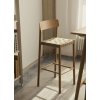 Barová židle Betty TK15 v přírodním dubovém provedení s lněným sedákem od &Tradition