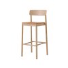 Barová židle Betty TK17 v přírodním provedení se sedákem z koňakové anilinové kůže od &Tradition