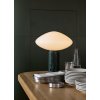 Stolní lampa Mist AP17 se stínidlem z ručně foukaného opálového skla a mramorového podstavce na stolku Ita na jídelním stole Ita