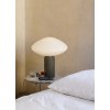 Stolní lampa Mist AP17 se stínidlem z ručně foukaného opálového skla a s mramorovým podstavcem na stoličce Wire Stool