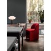 Křeslo / židle Loafer SC106 v červeném provedení od &Tradition u pracovního stolu