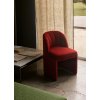 Křeslo / židle Loafer SC106 v červeném provedení od &Tradition