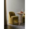 Křeslo / židle Loafer SC106 ve žlutém provedení od &Tradition i jídelního stolu
