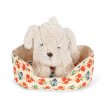 Plyšové štěně s mašličkou v roztomilém pelíšku s hračkami