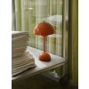 Přenosná lampa Flowerpot VP9 v oranžové barvě od &Tradition