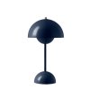 Přenosná lampa Flowerpot VP9 v tmavě modré barvě od &Tradition