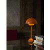 Stolní lampa Flowerpot VP3 v oranžové barvě od &Tradition