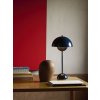 Stolní lampa Flowerpot VP3 v tmavě modré barvě od &Tradition