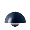 Závěsná lampa Flowerpot VP2 v tmavě modré barvě od &Tradition