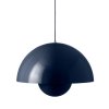 Závěsná lampa Flowerpot VP2 v tmavě modré barvě od &Tradition