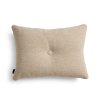 Béžový polštář Dot s ikonickým knoflíkem uprostřed od dánské značky HAY