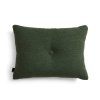 Lahvově zelený polštář Dot s ikonickým knoflíkem uprostřed od dánské značky HAY