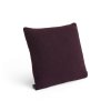 Polštář z kolekce Texture ve vínové barvě od značky HAY