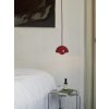 Závěsná lampa Flowerpot VP10 Ø 16 cm v červené barvě od &Tradition nad stoličkou Wire Stool