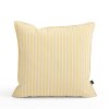 Venkovní polštář s rozměry 50 x 50 cm ve žluté barvě s bílými proužky od značky HAY