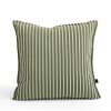 Venkovní polštář s rozměry 50 x 50 cm v zelené barvě s bílými proužky od značky HAY