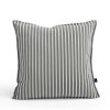 Venkovní polštář s rozměry 50 x 50 cm v šedé barvě s bílými proužky od značky HAY