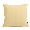 Venkovní polštář s rozměry 60 x 60 cm ve žluté barvě s bílými proužky od značky HAY