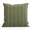 Venkovní polštář s rozměry 60 x 60 cm v zelené barvě s bílými proužky od značky HAY