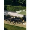 Slunečník z kolekce Terrazza v kombinaci světlé a tmavší zelené barvy s rozměrem 300 cm od HAY - venku na zahradě