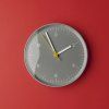 Nástěnné hodiny v šedé barvě od HAY