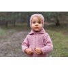 Roztomilý overal se zipem z merino vlny v růžové barvě od značky Lillelam - lifestylová fotka na holčičce s kuklou stejné barvy