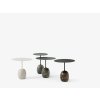 4 různé odkládací konferenční stolky Lato LN8 a LN9 od značky &Tradition s mramorovou základnou a kulatou deskou z práškově lakované oceli