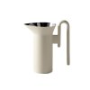 Džbán Momento JH38 z nerezové oceli od značky &Tradition z vnější strany v krémové barvě, džbán má atypický elegantní sloupový tvar a zahnuté ucho