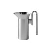 Džbán Momento JH38 z nerezové oceli od značky &Tradition, džbán má atypický elegantní sloupový tvar a zahnuté ucho, má kapacitu 1 litr