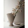 Keramická váza v krémové barvě od ferm LIVING.