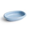 Servírovací mísa Barro v oválném tvaru a světle modré barvě od značky HAY