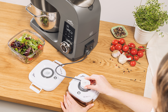 Kuchynský robot ETA Kuliner II Max je expertom na vákuovanie – nepotrebuje žiadnu externú vákuovačku a zvládne všetko sám! Vákuovaciu hadičku spolu s boxom alebo vreckom pripojíte priamo k robotu a na dotykovom paneli zvolíte vákuovanie.