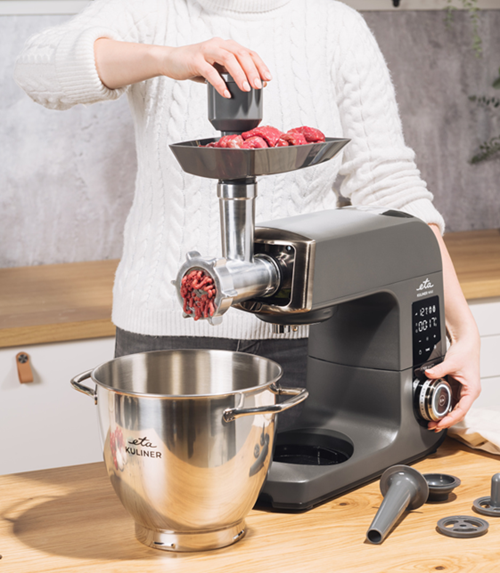 ETA Kuliner II Max je expert aj na mletie mäsa. Jeho odolný mlynček na mäso s priemerom 62 mm sa postará o namletie mäsa na burgre, čevapčiči, či domácu sekanú a ku kupovanému mletému mäsu sa už nebudete chcieť vracať.