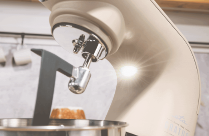 Kuchynský robot ETA Gratus EVO Smart má v pohonnej jednotke integrované svetlo