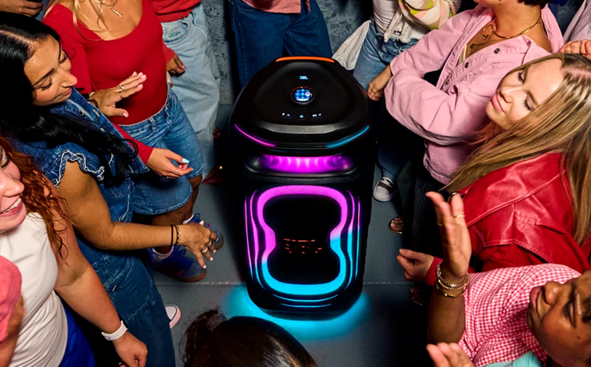 JBL PartyBox Ultimate: Kompletne prepracovaná akustická zostava zahŕňa dva 10" basové reproduktory s basreflexovými otvormi pre ultrahlboké frekvencie, dva 5" stredové meniče pre dokonale vyvážené vokály a dvojicu profesionálnych 1" PEN výškových reproduktorov s akustickými zvukovodmi 